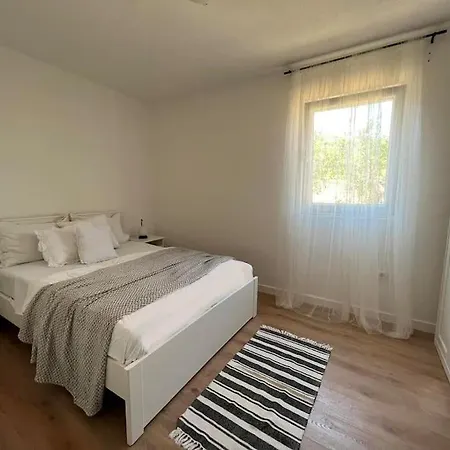 Kucica Uz S Privatnim Dvorom * Vinisce
