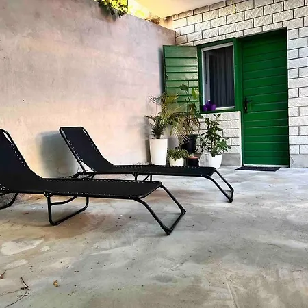 Kucica Uz S Privatnim Dvorom Holiday home Vinisce