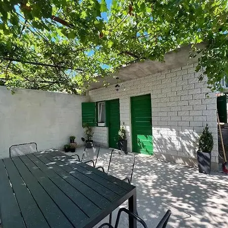 Kucica Uz S Privatnim Dvorom *