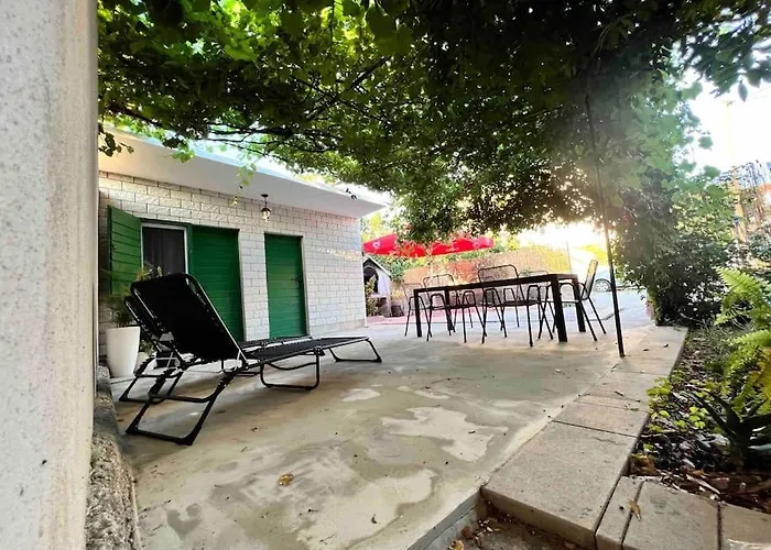 Kucica Uz S Privatnim Dvorom