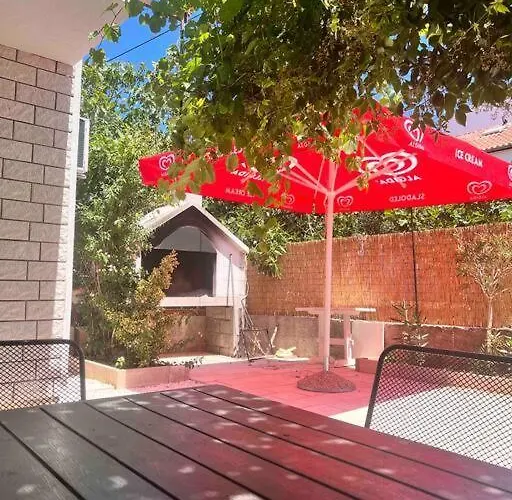 Kucica Uz S Privatnim Dvorom