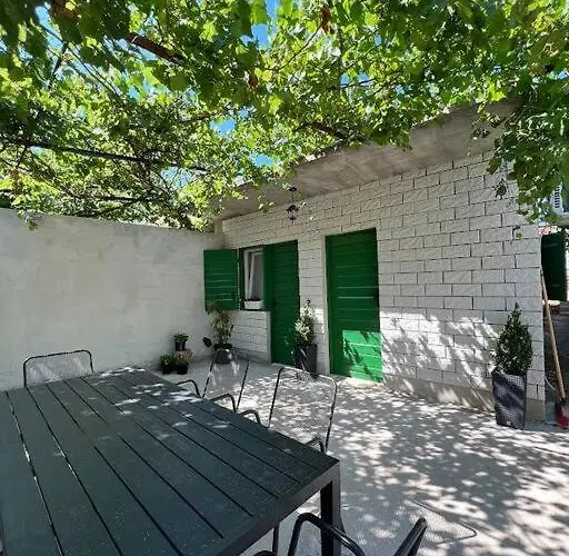 Kucica Uz S Privatnim Dvorom *